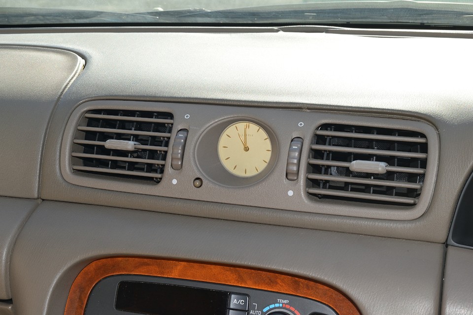 シックなアナログ時計は高級車ならではの装備ですね。
