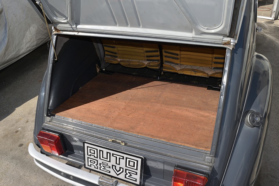 トランク床ボードは前オーナー様の製作でしょうか、スペアタイヤで凸凹状態のトランク床面が、ご覧の通り真っ平で使いやすく！